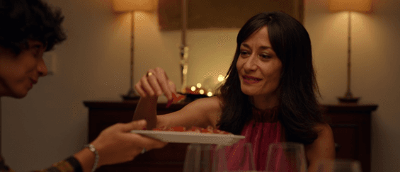 Mujer cogiendo jamón de un plato